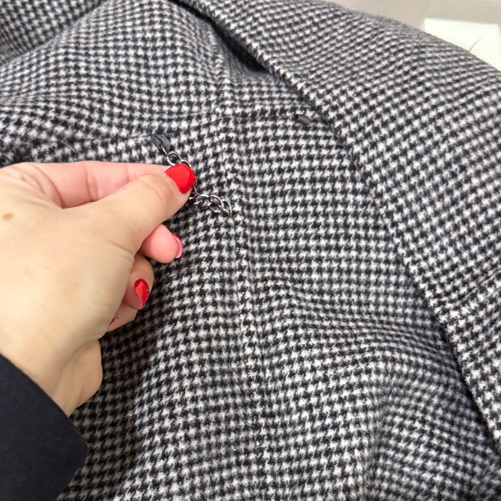 Elegant Black and White Houndstooth Hooded Coat - Picture 8 of 9